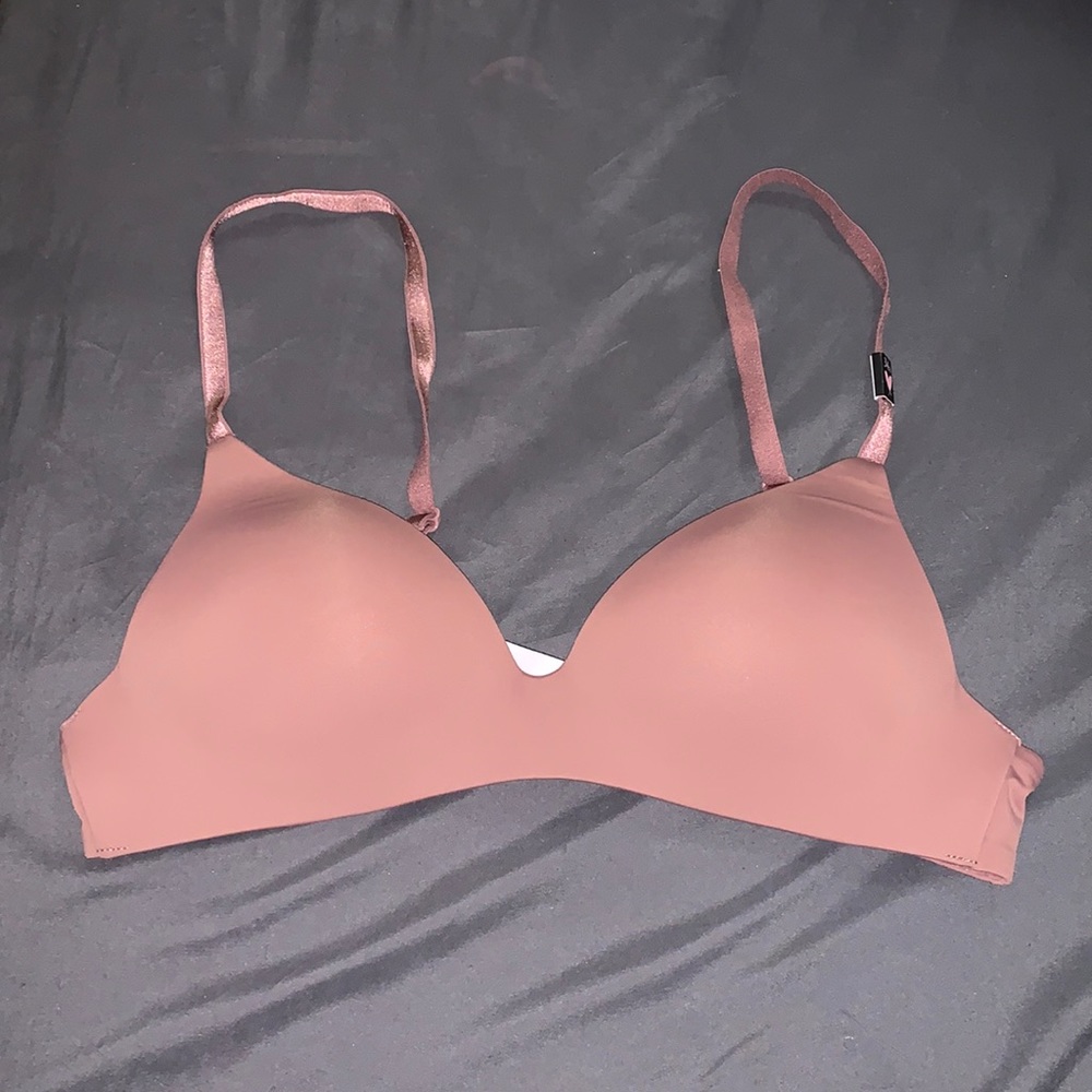 NWT - Victoria’s Secret Wireless Push-up Bra 💕
